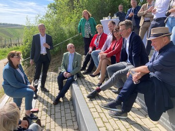 Am terroir f Punkt Volkach am Escherndorfer Lump informierte der Frnkische Weinbauverband ber den aktuellen Stand der Bewsserung im Weinbau, den Wasserschutz und allgemeine weinbauliche Themen.