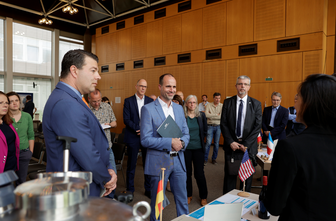 Staatsminister Clemens Hoch (Mitte) mit Prsident Herr Prof. Dr. Gunther Piller, Prsidentin Frau Prof. Dr. Antje Krause sowie Prsident Herr Prof. Dr. Hans-Joachim Schmidt im Hintergrund.
