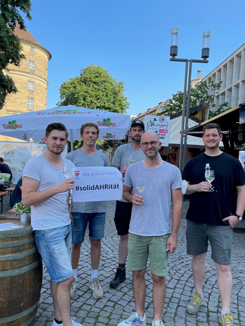 Die Jungwinzer zeigen sich "solidAHRisch" mit ihren Kollegen.