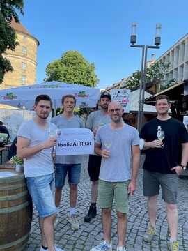 Die Jungwinzer zeigen sich "solidAHRisch" mit ihren Kollegen.