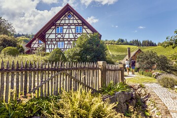 Das Hofgut Wrner: Hier wirtschaftet Matthias mglichst nachhaltig, mit eigenem Holz und Wasserquelle.