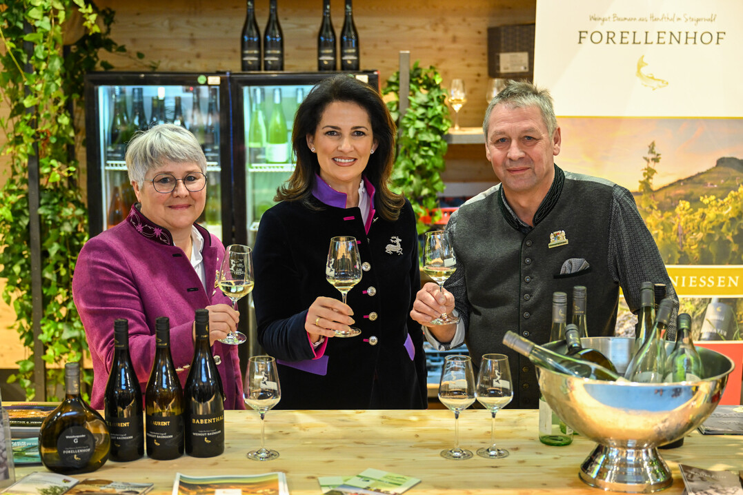 Auf der Internationalen Grünen Woche (v. l. n. r.): Winzerin Barbara Baumann, Staatsministerin Michaela Kaniber und Winzer Manfred Baumann.