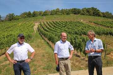 Weinbau-Projekt 2025: LWG-Prsident Andreas Maier (li.) und Georg Btz, Leiter des Institutes fr Weinbau und Oenologie (re.), erluterten LVB-Prsident Dr. Norbert Schffer den Forschungsansatz des Projektes Weinbau 2025.