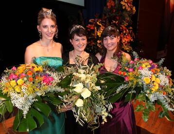 Hoheiten im Blumenmeer: Weinprinzessin Julia Hllmller, Weinknigin Karolin Harsch und Weinprinzessin Natascha Wrthmann (von links).