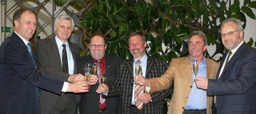 Der neue Vorstand der neuen Genossenschaftskellerei: Von links Justin Kircher (Vorsitzender), Karl Seiter (Geschftsfhrer), Martin Gttle (bisheriger Vorstandsvorsitzender WG Flein-Talheim), Werner Hengerer und Erwin Kerner mit Kellermeister Arne-Klaus Maier.