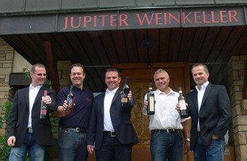Von links nach rechts: Holger Willy, JupiterWeinkeller-Kellermeister Marcel Szopa. Jrgen Willy, JupiterWeinkeller-Vorstandsvorsitzender Hartmut Reiner, Gnter Willy. 