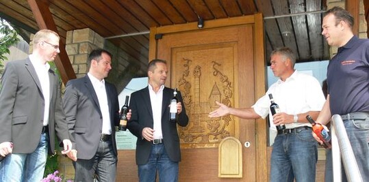 Wollen sich die Hnde reichen: Holger, Jrgen und Gnter Willy sowie Vorstandsvorsitzender Hartmut Reiner und Kellermeister Marcel Szopa vom JupiterWeinkeller Hausen. 