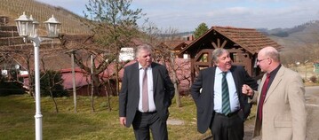 In der badischen Weinbaulandschaft um Durbach berieten Vertreter von Landkreisen und die Weinbauverbnde Baden und Wrttemberg gemeinsam interessierende Themen. Im Bild von links die Prsidenten Hermann Hohl (Weinbauverband Wrttenberg), Helmut Jahn (Landkreistag Baden-Wrttemberg), Kilian Schneider (Badischer Weinbauverband)Bild: Gerhard Schwinghammer