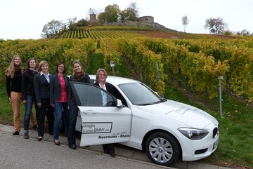 Sechs Kandidatinnen treten bei der Wahl der Wrttemberger Weinknigin 2012/2013 an. Sie durften schon unter der Weinsberger Weibertreu mit der neuen Kutsche  ein vom Heilbronner Autohaus Heermann-Rhein bereitgestellter BMW 114i  Probe fahren. Von links: Stefanie Knapp, Martina Leisterer, Nina Hirsch, Ramona Betz, Antonia Laue und Madeleine Seyb.
