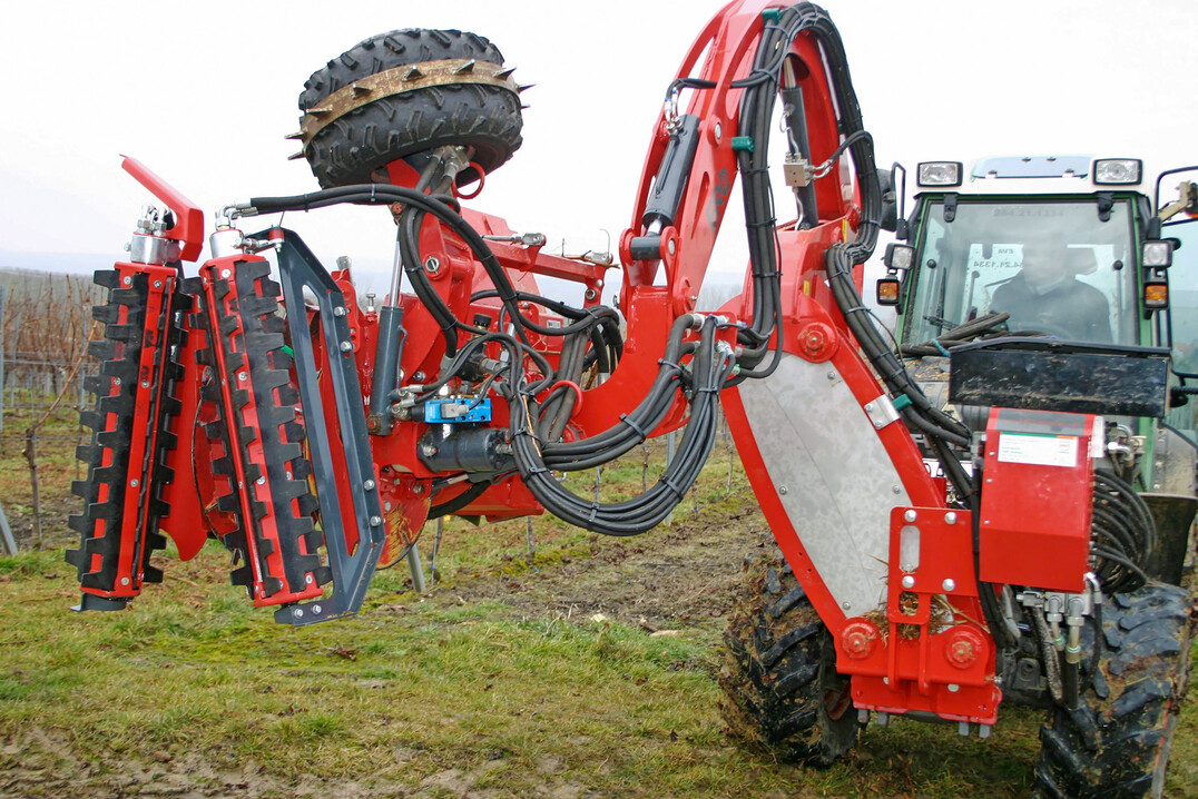 Monsterm��ige Hilfe: Blick auf den beweglichen Hubmast des Viteco Cane Pruners mit ge�ffnetem Arbeitskopf 