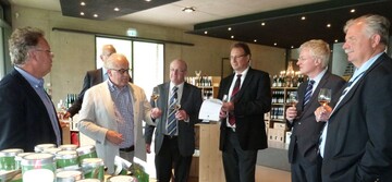 Weinbauer und Gastronom Fritz Keller (zweiter von links) bot mit seinem Kelter- und Verkaufsraum sowie den Gaststtten in Oberbergen praktisches Anschauungsmaterial. 
