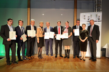 Die Siegerbetriebe Beste Wrttemberger: (von links die Vertreter folgender Betriebe) Keicher, Staatsweingut Weinsberg, Fellbacher Weingrtner, Willy, Weibler, Weinmanufaktur Untertrkheim, Weingrtner Stromberg-Zabergu. Auerdem Staatssekretrin Friedlinde Gurr-Hirsch sowie rechts auen Weinknigin Carolin Klckner mit Weinbauprsident Hermann Hohl.