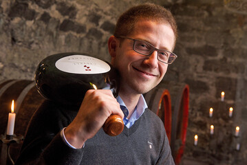 Peter Geil,Frstlich Castellsches Domnenamt, freut sich ber den 2. Platz beim "Jungwinzer des Jahres 2018"-Preises.