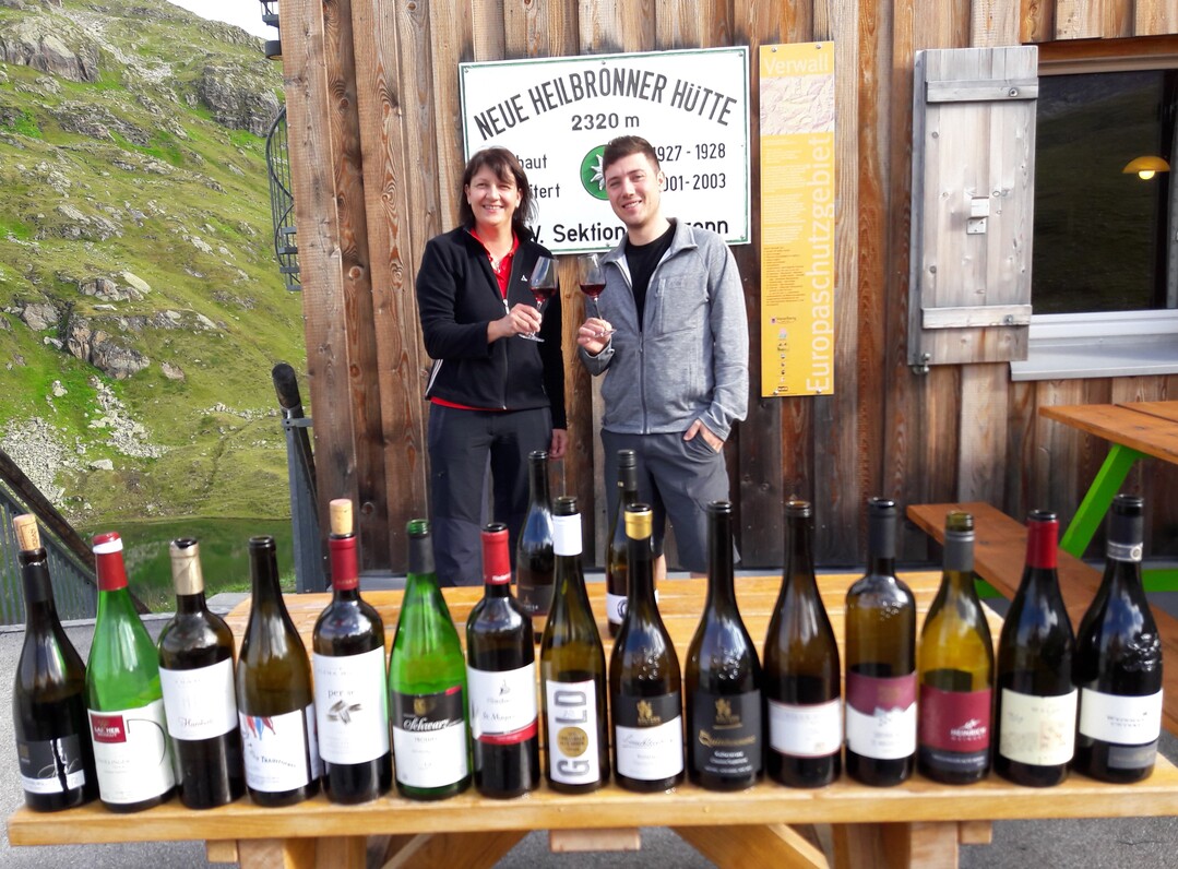 Sylvia Leisterer (Genossenschaftskellerei Heilbronn) und Christian Theiss (2. Kellermeister in Grantschen) mit den Vergleichsweinen auf der Heilbronner Hütte.