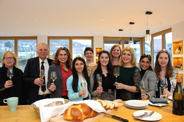 Die Deutschen und Wrttembergischen Weinhoheiten zusammen mit Verbandsprsident Hermann Hohl zu Gast im Weingut Bihlmayer.
