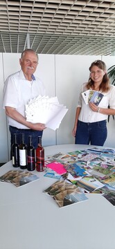 Prsident Hermann Hohl und Weinknigin Tamara Elbl bei der Ziehung der Gewinner im Verbandsgebude. 