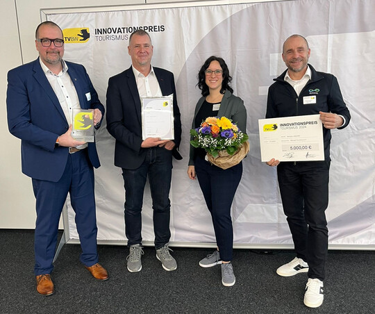Freuen sich ber den Innovationspreis (v. l.): Oberbrgermeister Michael Scharmann (Vorsitzender Remstal Tourismus), Alexander Seiz (Kohl & Partner Stuttgart), Lena Helleisz (Kohl & Partner Stuttgart) und Werner Bader (Geschftsfhrer Remstal Tourismus).