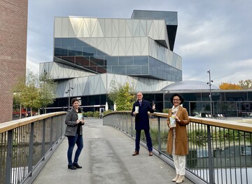 Autorin Marlen Schneider, Steffen Schoch (Geschftsfhrer der HMG) und Bereichsleiterin Prof. Dr. Brbel Renner (experimenta) mit den druckfrischen Reisefhrern in der Hand. 