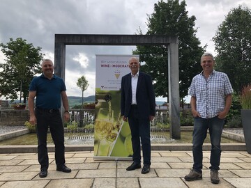  Hermann Hohl wurde als Prsident des Weinbauverbandes Wrttemberg besttigt. Die Vizeprsidenten Bernhard Idler (links) und Peter Albrecht (rechts) wurden ebenfalls einstimmig wiedergewhlt. 