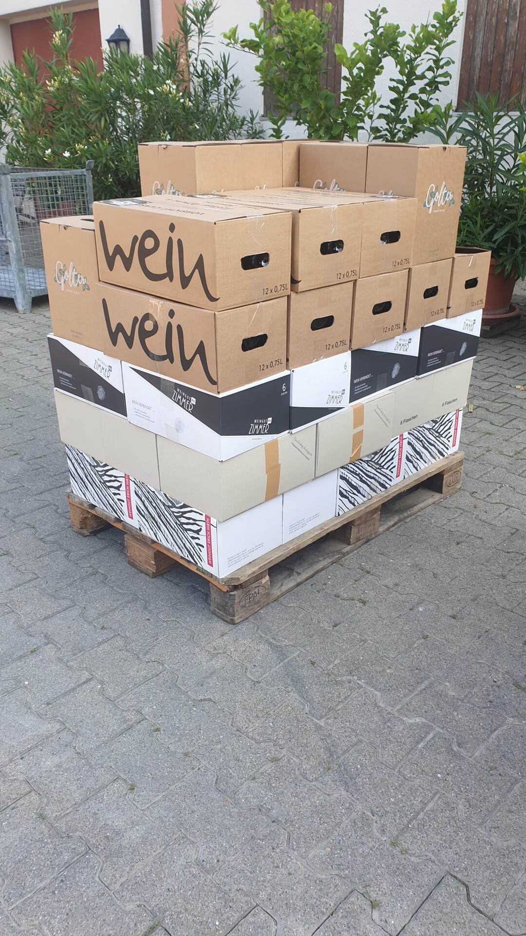 Auch die Jungwinzer von Wein.Im.Puls tragen allerlei Weinspenden zusammen, um diese fr die Hilfsaktion zur Verfgung zu stellen. Der Erls kommt ihren Winzerkolleg*innen zu, die vom Hochwasser geschdigt wurden. 