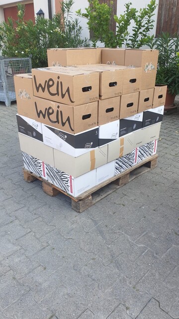 Auch die Jungwinzer von Wein.Im.Puls tragen allerlei Weinspenden zusammen, um diese fr die Hilfsaktion zur Verfgung zu stellen. Der Erls kommt ihren Winzerkolleg*innen zu, die vom Hochwasser geschdigt wurden. 