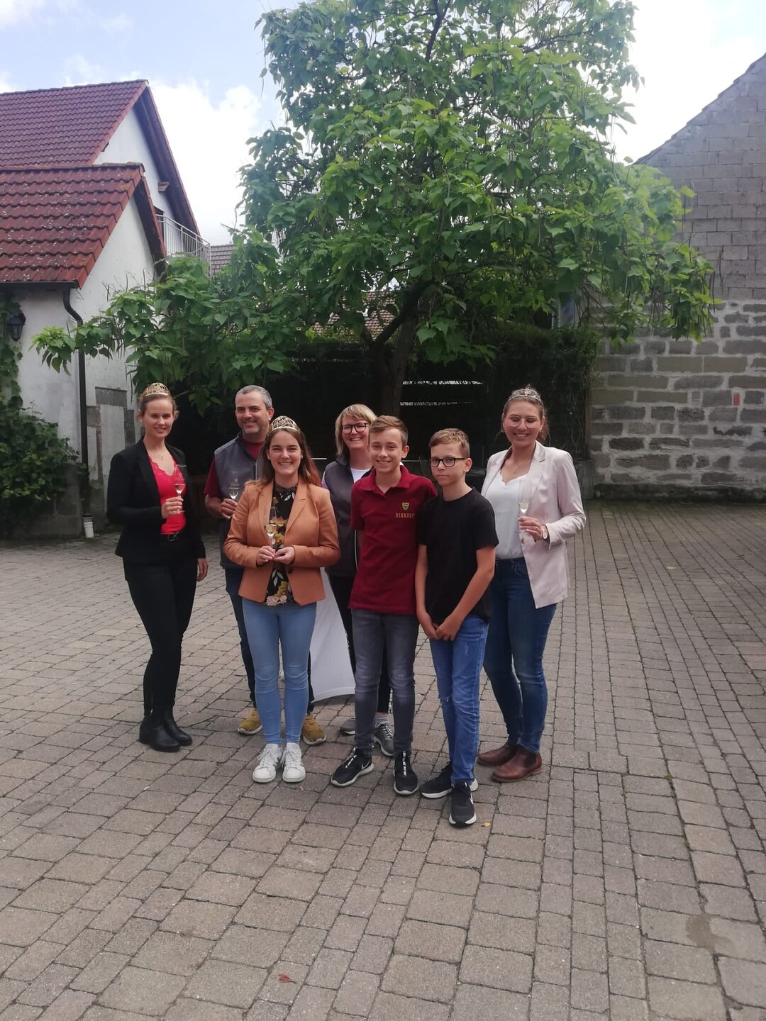 Die Deutschen Weinhoheiten besuchten bei ihrer Rundreise durch Wrttemberg unter anderem das Weingut
Birkert in Adolzfurt.  