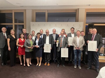 Staatssekretrin Sabine Kurtz MdL und Weinbauprsident Hermann Hohl bergaben in
Heilbronn die Ehren- und Staatsehrenpreise der Landesweinprmierung Wrttemberg. 