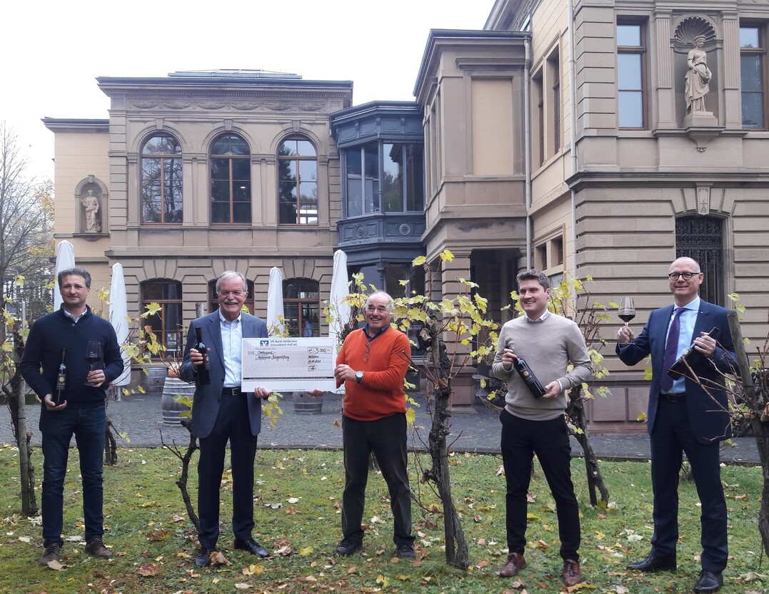 3000 Euro wurden vom Erlös des Heilbronner Bürgerweins von der Bürgerstiftung an den Verkehrsverein für die Pflege des Weinpanorama-Weges übergeben.