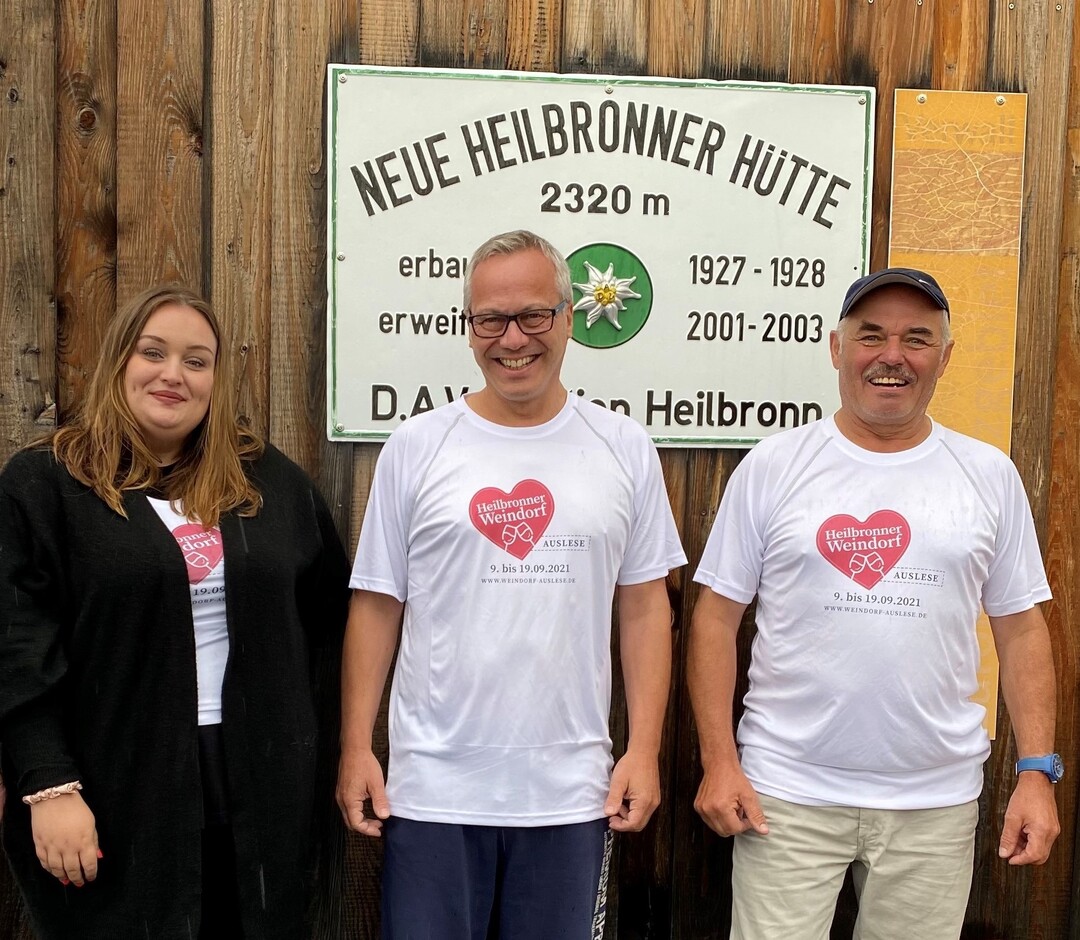 Rosalie Stumpf von der Heilbronner Marketing GmbH, Andreas Braun, Geschäftsführer der Tourismus-Marketing und der Heilbronner Wengerter Martin Heinrich trafen sich auf 2320 Metern Höhe zur „Trollnatsch“-Probe.