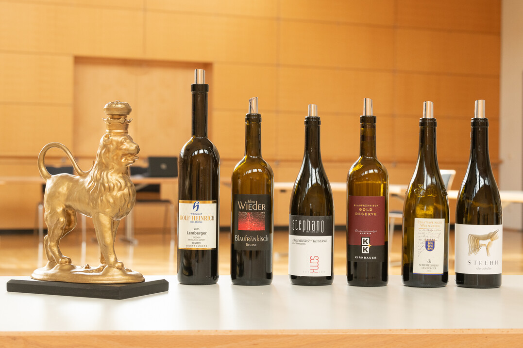   Die Top 6 Weine der Gesamtwertung des 29. Vaihinger Lwe - Internationaler Preis fr Lemberger/Blaufrnkisch/Kkfrankos/Frankovka (v. r. n. l.).