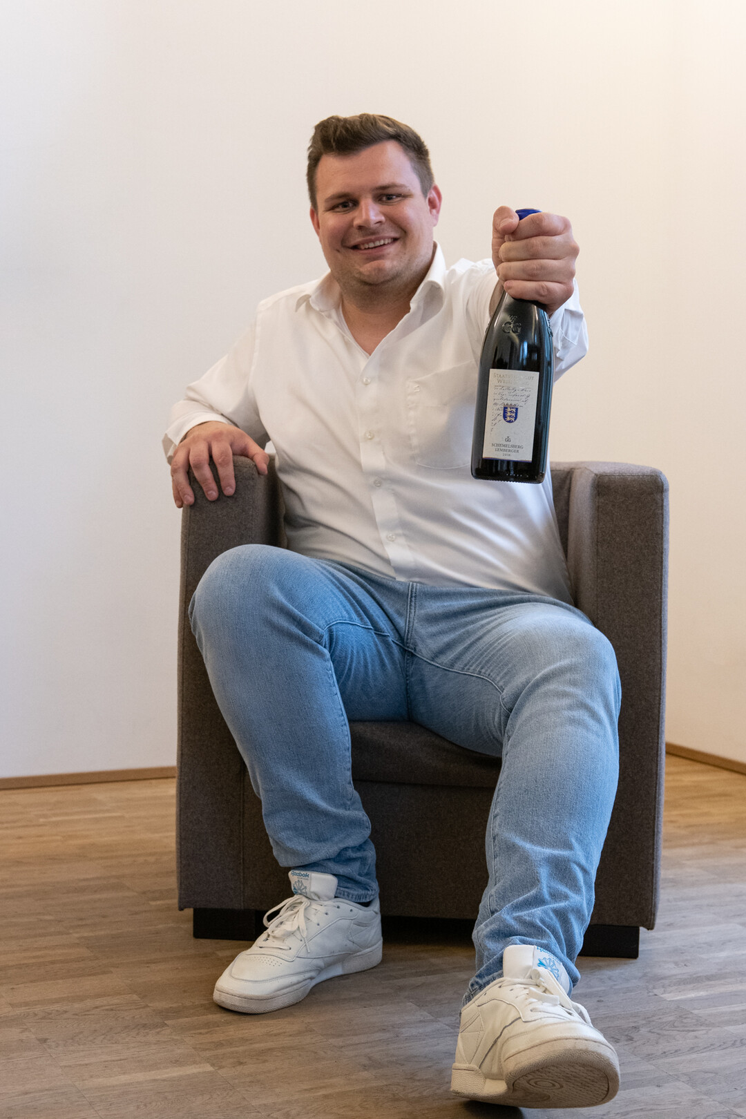   Florian Solymari vom Staatsweingut Weinsberg. Das Weingut ist der Landessieger Deutschland des 29. Vaihinger Lwe  internationalen Preis fr Lemberger, Blaufrnkisch, Kkfrankos und Frankovka.