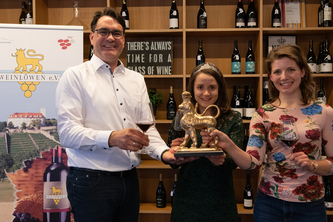   Martin Fischer (Erster Vorsitzender Weinlwen e. V.), in der Mitte Julia Aisenbrey (amtierende Vaihinger Weinprinzessin) und Mara Walz (Zweite Vorsitzende Weinlwen e. V.) bei der Preisverleihung des Vaihinger Lwen.