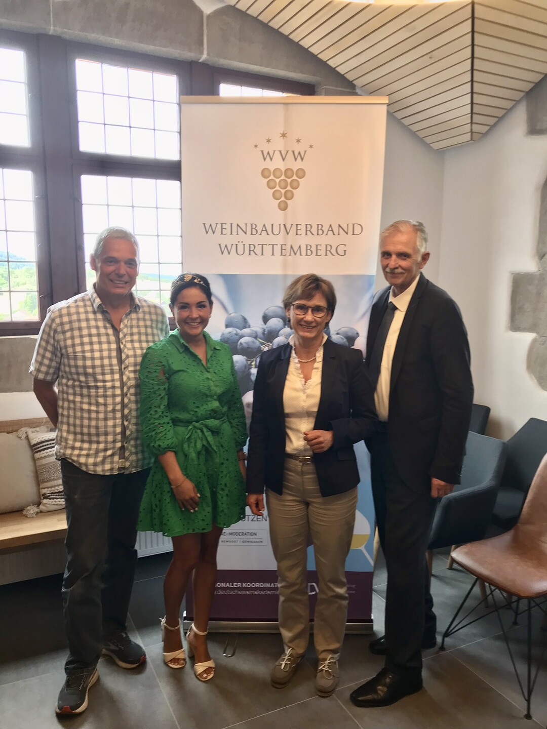 Vizeprsident Peter Albrecht, Weinprinzessin Franziska Pfizenmayer, Staatsekretrin Sabine Kurtz MdL, Weinbauprsident Hermann Hohl (v.l.n.r.)bei der Herbst-Pressekonferenz.