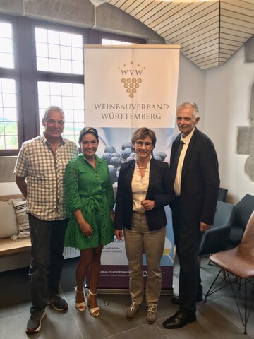 Vizeprsident Peter Albrecht, Weinprinzessin Franziska Pfizenmayer, Staatsekretrin Sabine Kurtz MdL, Weinbauprsident Hermann Hohl (v.l.n.r.)bei der Herbst-Pressekonferenz.