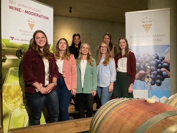 Die fnf Kandidatinnen (vorne v.l.n.r. Lisa-Marie Blatt, Nicole Hiltebrandt, Birthe Meseke, Carolin Huer, Arina Braun) freuen sich mit den amtierenden Hoheiten (hinten v.l.n.r. Franziska Pfizenmayer, Tamara Elbl) auf die Wahl der 57. Wrttemberger Weinknigin.