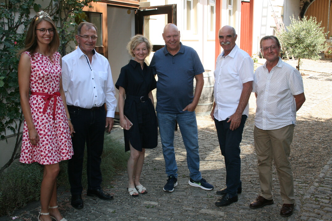 Das Romanische Weinrecht stellt die Winzer vor neue Herausforderungen (von links): Weinkönigin Eva Brockmann, Bezirkstagspräsident Erwin Dotzel, Kerstin und Richard Östreicher, Weinbaupräsident Artur Steinmann und Stefan Kraus von der Weinfachberatung des Bezirk Unterfranken.