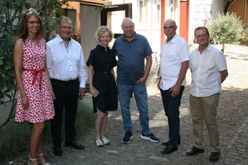Das Romanische Weinrecht stellt die Winzer vor neue Herausforderungen (von links): Weinknigin Eva Brockmann, Bezirkstagsprsident Erwin Dotzel, Kerstin und Richard streicher, Weinbauprsident Artur Steinmann und Stefan Kraus von der Weinfachberatung des Bezirk Unterfranken.