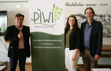 Von links: Beim PIWI International Wine Challenge 2022 in Waldulm - Alexander Morandell (Prsident PIWI International), Katrin Lang (Deutsche Weinknigin) und Georg Brsig (Geschftsfhrer und Winzer der Waldulmer Winzergenossenschaft).