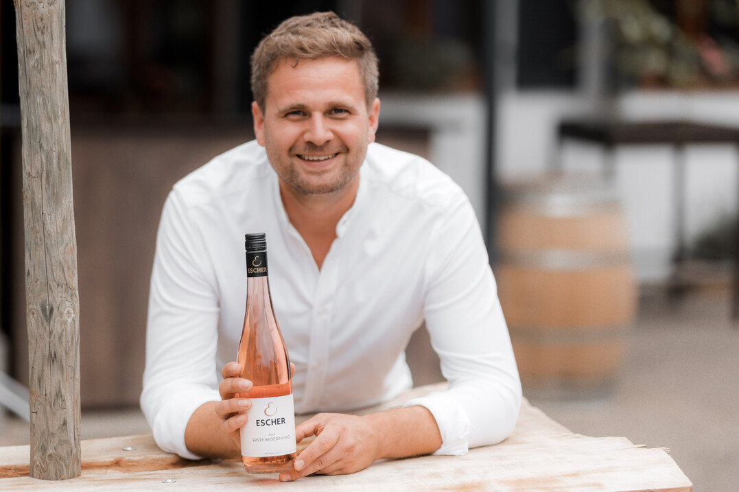 Christian Escher ist stolz auf seinen preisgekrönten Siegerwein „Erste Begegnung Rosé“.