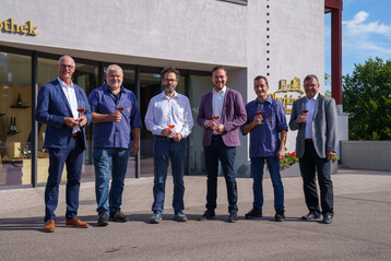 Freude ber die Auszeichnung als beste Winzergenossenschaft Deutschlands bei Vorstandsvorsitzender Franz Mnnle, Kellermeister Martin Buerle, Qualittsmanager Frank Mnnle, Geschftsfhrender Vorstand Sebastian Hill, Kellermeister Thomas Hirt und stellvertretender Vorstand Alois Huber (v.l.).