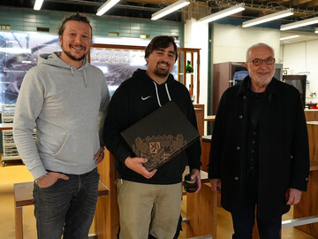 Spitzenleistung gewrdigt: Ausbilder Martin Justus Mller (links) mit seinem Top-Auszubildendem Felix Conrad (Mitte) und LWG-Prsident Andreas Maier (rechts) bei der bergabe eines Kartons mit Premiumweinen und Honig der LWG.
