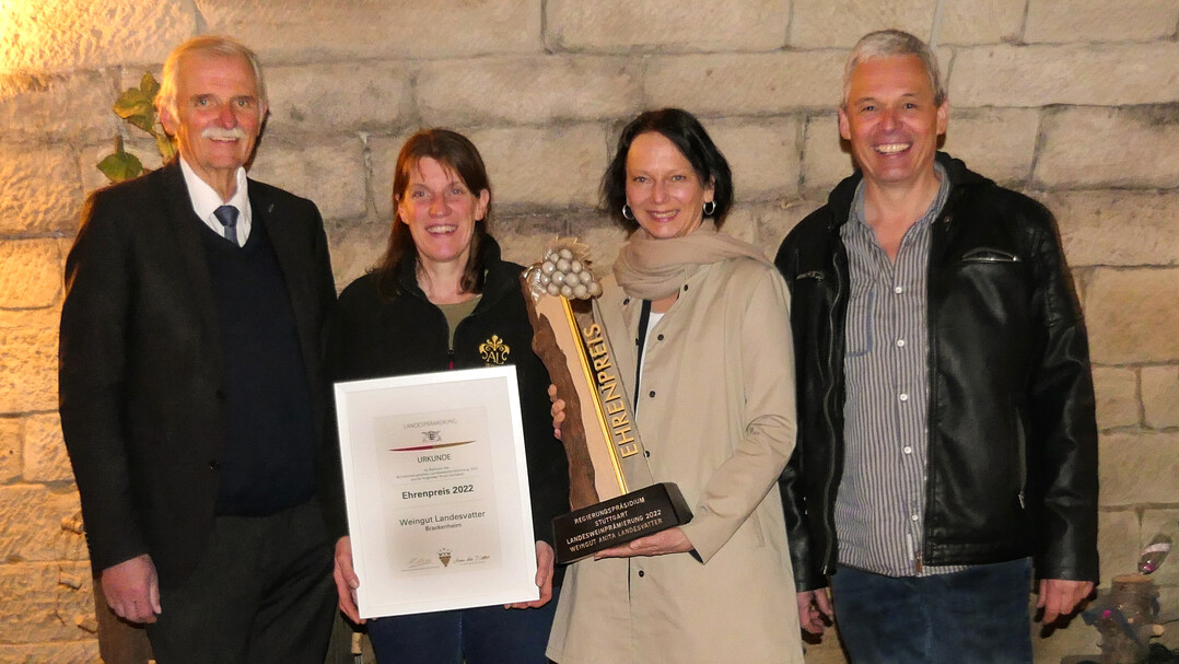 Die Übergabe der Trophäe (v.l.): Weinbaupräsident Hermann Hohl, Ehrenpreisträgerin Anita Landesvatter, Regierungspräsidentin Susanne Bay und Vizepräsident Peter Albrecht.