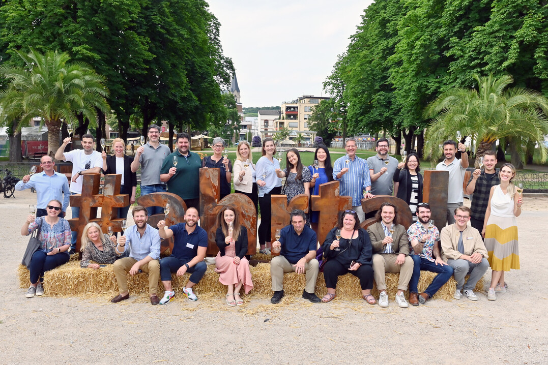 Die Masters of Wine wurden bei der Welcome-Party im Kurpark begrüßt von Ahrwein-Referentin Carolin Groß (hinten 7.v.l.), Winzerin Julia Baltes (hinten 3.v.l.), Winzer und Vorstandsmitglied Lukas Sermann (vorne 4.v.l.), der deutschen Master of Wine Caro Maurer (vorne 2.v.l.) und Nachwuchs-Gastronom Jakob Carnott (vorne r.).