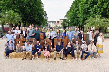 Die Masters of Wine wurden bei der Welcome-Party im Kurpark begrt von Ahrwein-Referentin Carolin Gro (hinten 7.v.l.), Winzerin Julia Baltes (hinten 3.v.l.), Winzer und Vorstandsmitglied Lukas Sermann (vorne 4.v.l.), der deutschen Master of Wine Caro Maurer (vorne 2.v.l.) und Nachwuchs-Gastronom Jakob Carnott (vorne r.).