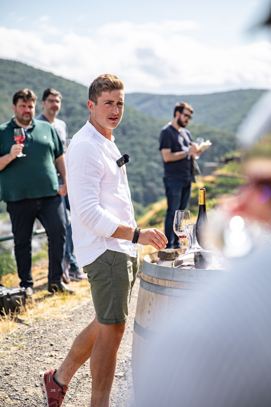 Calvin Zimmermann vom Weingut Max Schell begrte die internationalen Wein-Fachleute in der Lage Kruterberg oberhalb von Walporzheim.