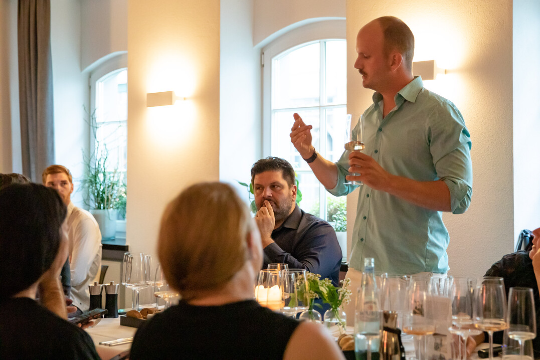 Tim Adeneuer vom Weingut Adeneuer bei der Weinverkostung im Rahmen des Abendessens im Restaurant Prmer Gang.