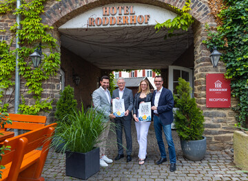 Sie planen den Ahrwein des Jahres erstmals mit eine exklusiven Tasting Test the Best: (v.l.) Daniel Hempen, Inhaber des Hotels Rodderhof, Dieter Zimmermann, Vorstandvorsitzender der Kreissparkasse Ahrweiler, Carolin Gro, Referentin beim Ahrwein e.V. und Alexander Kohnen vom International Wine Institute.