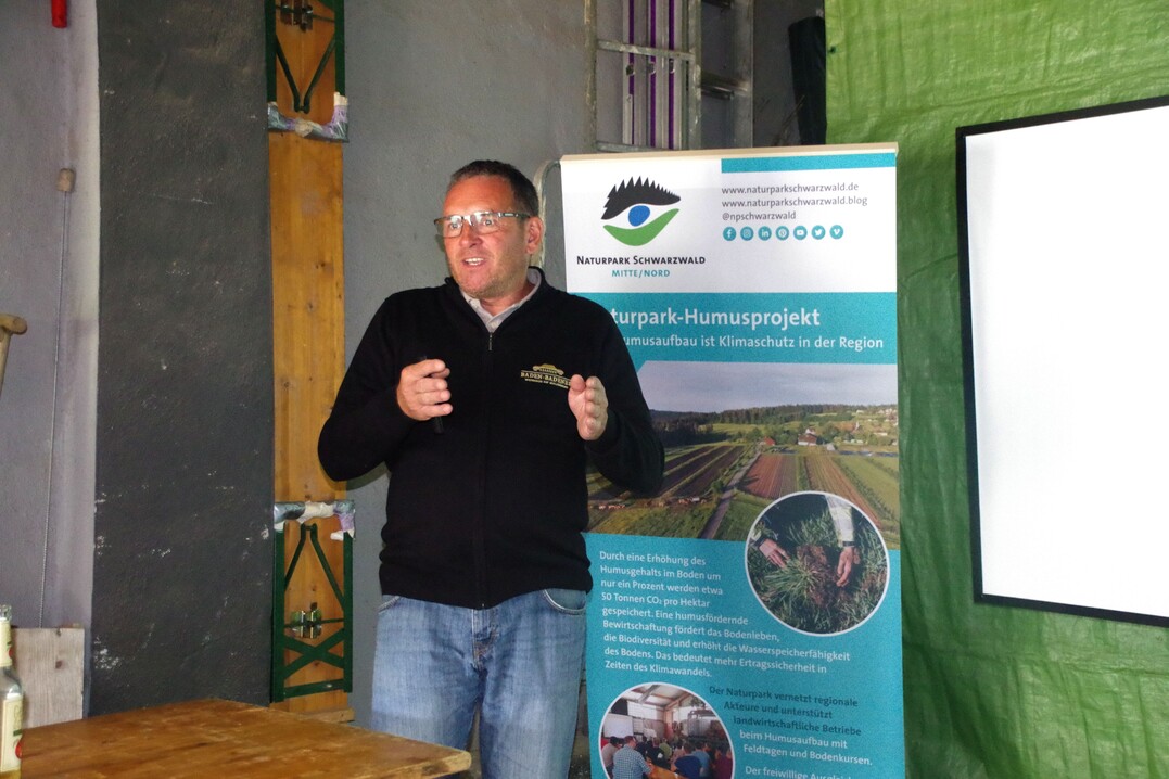 In der Garage seines Weinbaubetriebs referiert Marcus Graf ber seine positiven Erfahrungen mit Humusaufbau, Blumeneinsaat zwischen den Reben und Beweidung durch Schafe.
