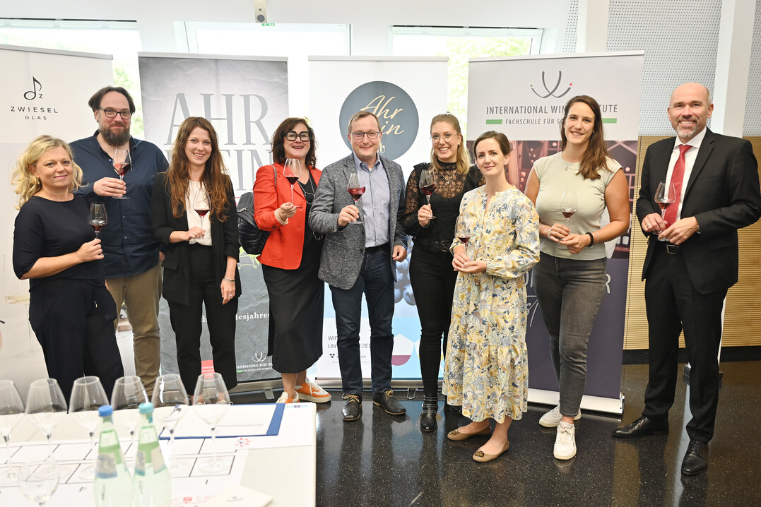 Die Jury (v.l.): Natalie Lumpp, Carsten Henn, Vera Schmickler (IWI), Claudia Stern, Ulrich Hagenmeyer, Gina Cremer (Ahrwein e.V.), Katharina Röder, Simona Kruse und Guido Mombauer, Vorstandmitglied der Kreissparkasse Ahrweiler.