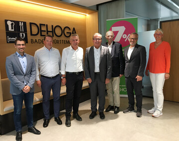 Das Gastgewerbe und der Weinbau tauschen sich aus (v.l.): Dr. Hermann Morast, Holger Klein, Rainer Zeller, Fritz Engelhardt, Hermann Hohl, Andreas Braun und Regina Autenrieth (DEHOGA Baden-Wrttemberg).